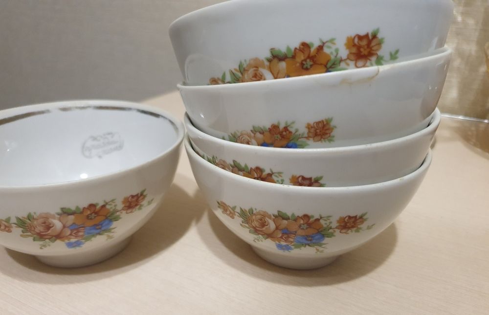 Стаканы, пиалы, сахарница, тарелки.