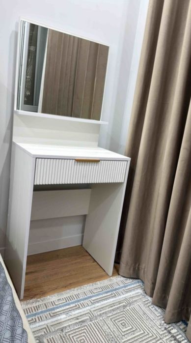 Столик зеркалом 59x39x147 см