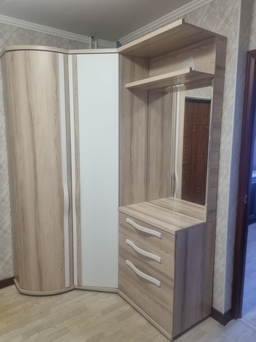 Продам шкаф угловой, в прихожую