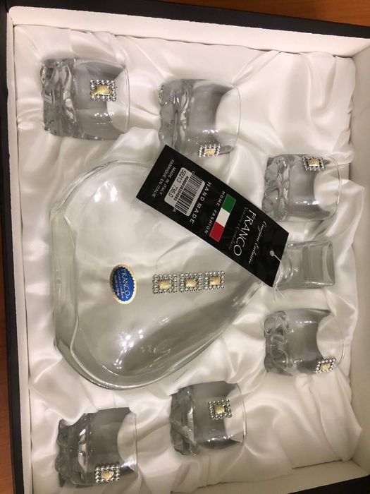 Продается итальянский подарочный набор графин и рюмки .