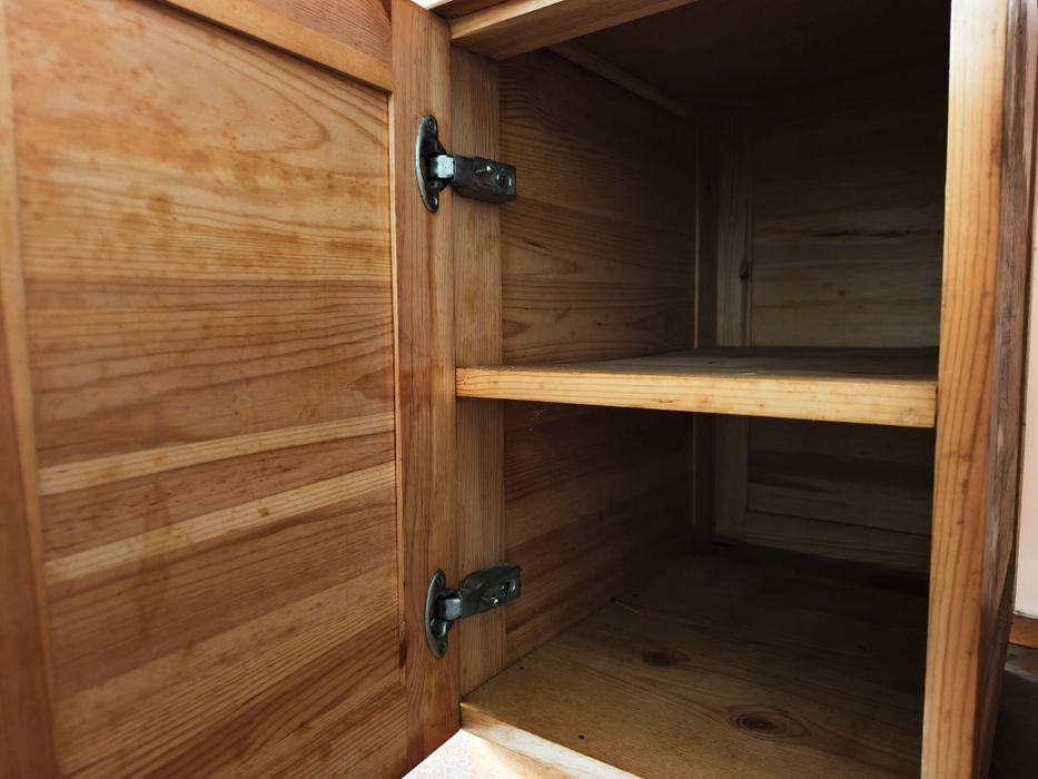 Дървено бюро с чекмеждета