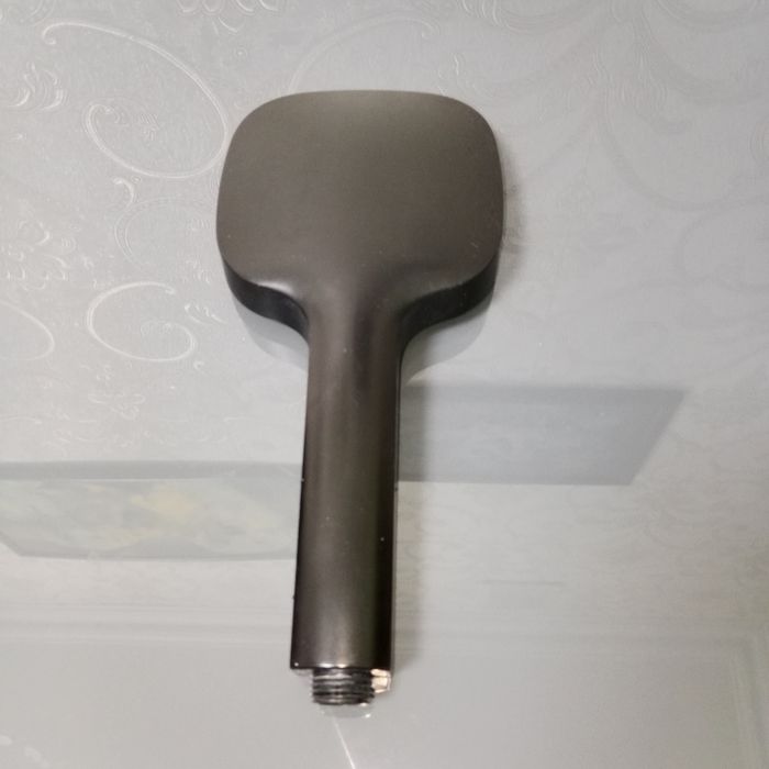 Лейка душевая черного цвета