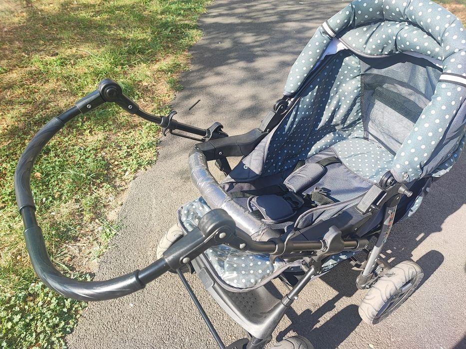 Vând cărucior sport cu poziție somn