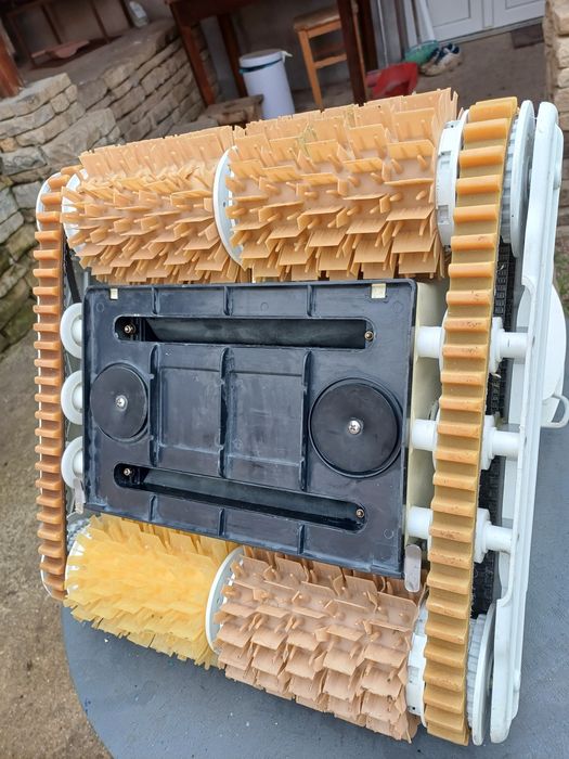 Robot pentru curățat piscine.