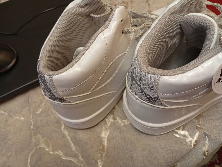 Дамаски бели кецове ,Kronos