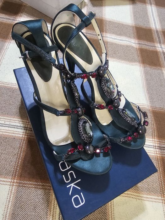 Продам  красивые босоножки Италия