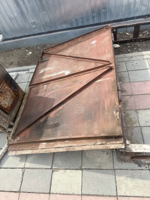 гаражные ворота с рамкой