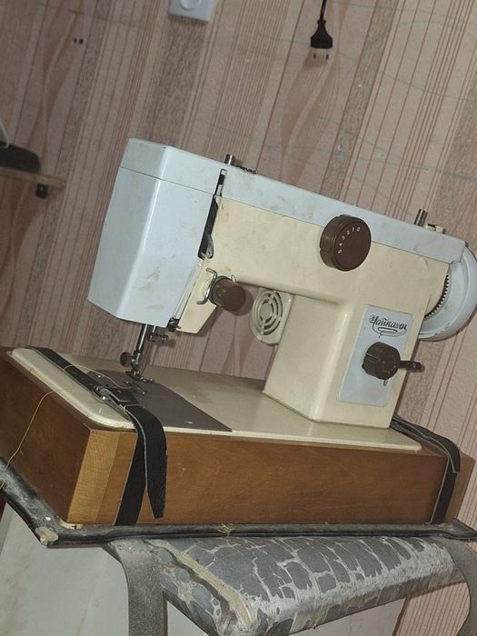 Продам швейную машинку