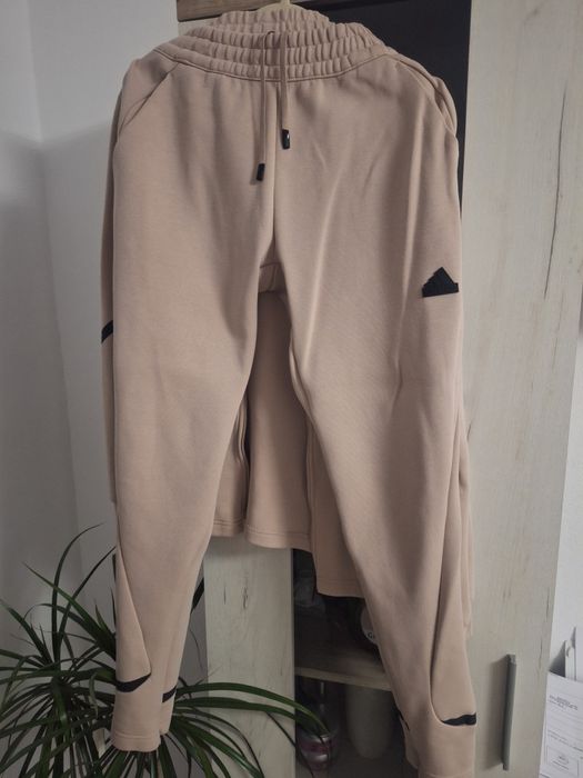 Vând trening Adidas, de culoare bej!