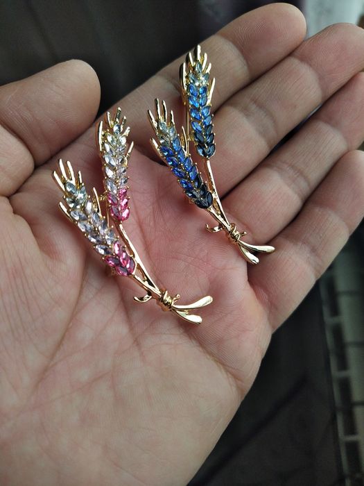 Броши с камешками украшения