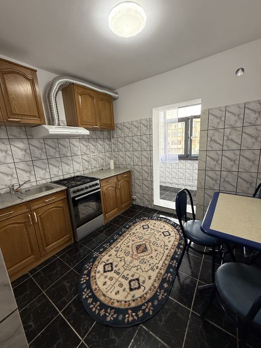 Închiriez apartament cu 2 camere