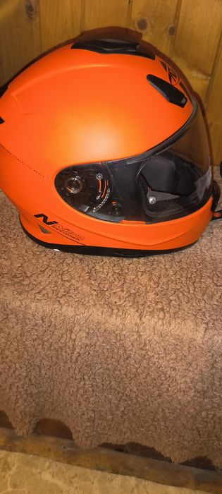 Каска за пистов мотор