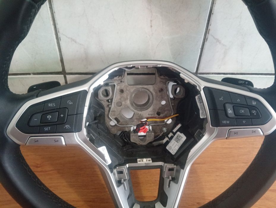 Vând volan cu încălzire și padele Volskwagen