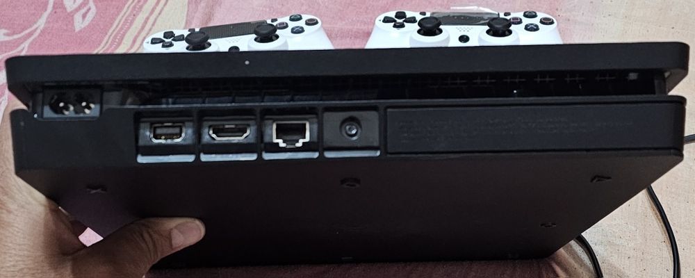 Vând playstation 4  slim  1TB