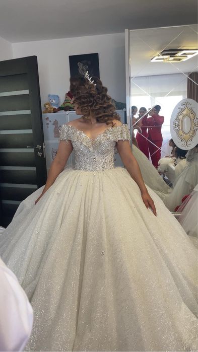 Rochie de mireasa cu trena , stil printesa