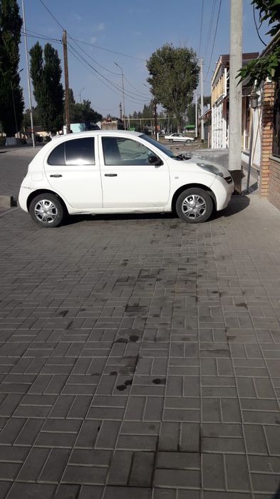 малолитражка Ниссан