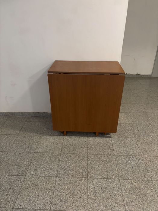 Vând saltea și donez dulap ( masa )