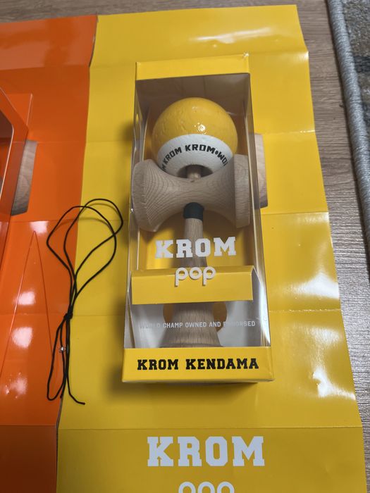 2 kendame krom pop cu autografe de la echipa x remus cu ațe de schimb si stickere(kendamele sunt originale)