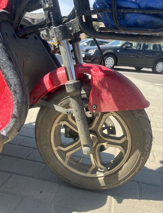 Vând moped electric cu 3 roți – an fabricație 09.04.2024 – 1.343 km . Predare în Cugir!