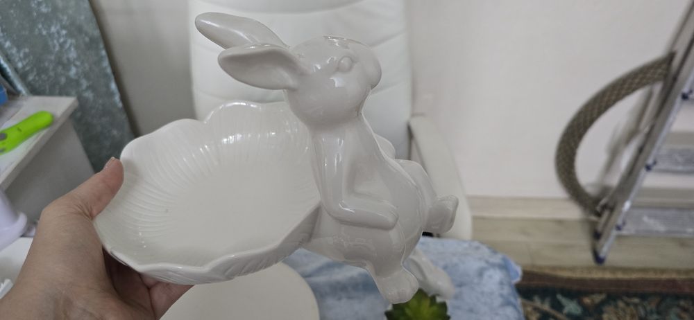 Набор посуды с зайцами