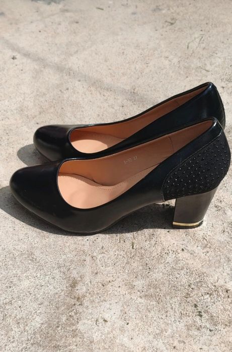 Vând pantofi eleganți