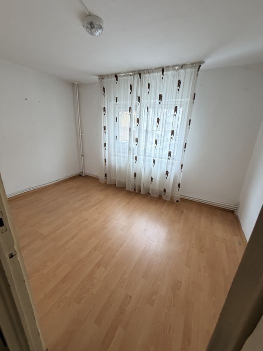 Apartament de vanzare 2 camere rovine parter