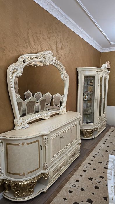 Стол, стулья, шкаф, комод