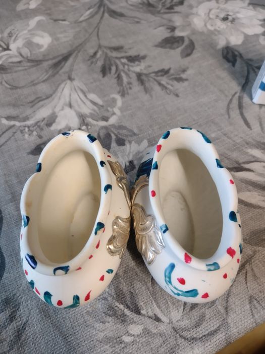 Керамични , гипсови съдове със сребърни орнаменти