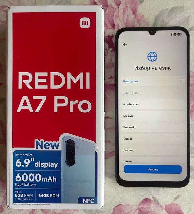 4 телефона IPHONE и нов Xiaomi Redmi A7 Pro Телефона е разпечатан е за снимките