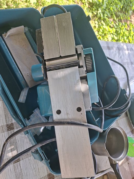 Rindea electrica Makita