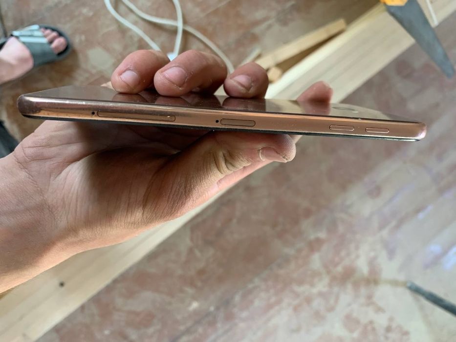 Samsung j4+ srochna sotiladi