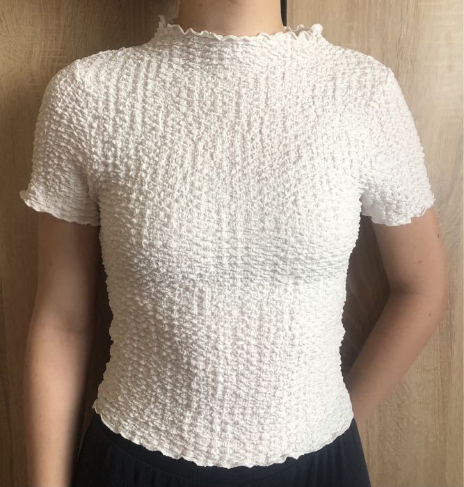 Бяла вталена блуза с къс ръкав,с лека поло яка