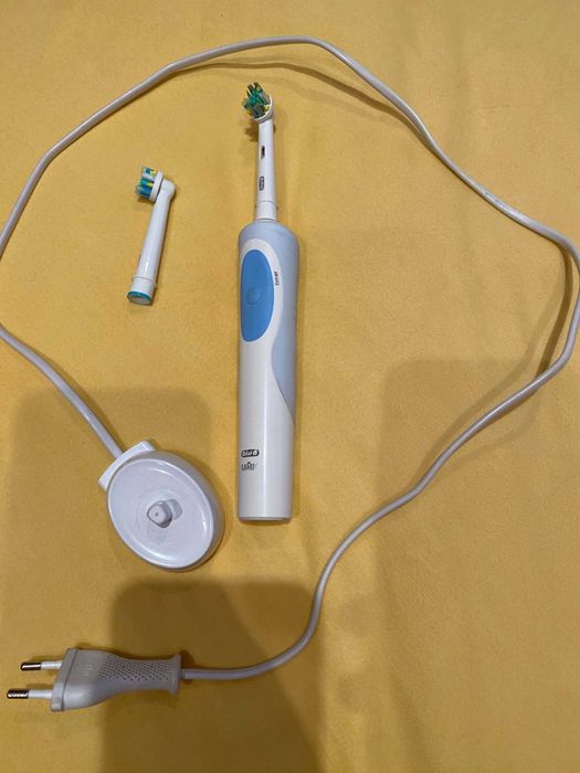 Електрическа четка за зъби Орал би,Oral B
