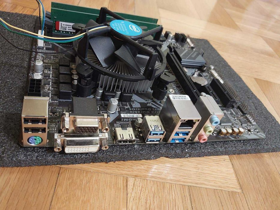 Intel i5 8400 + Gigabyte B365M DS3H + 16GB 2400Mhz CL17 Kingston KVR