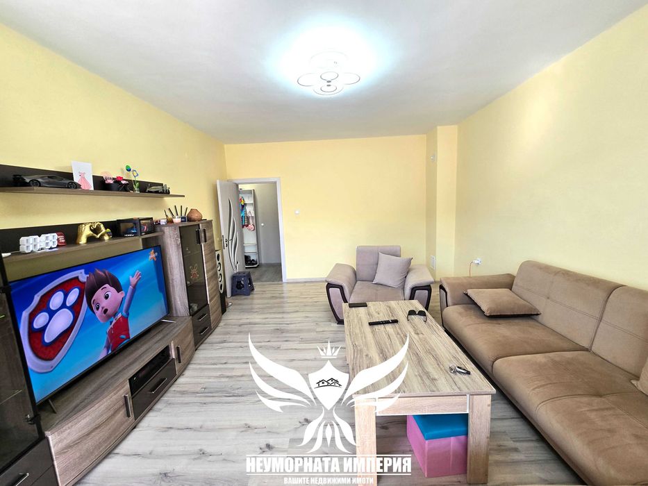 Продавам тристаен/четиристаен 121кв.м. с гараж, изба и таван в гр.Асеновград широк център