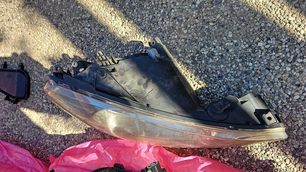 Faruri originale Peugeot 206 si alte piese la cerere