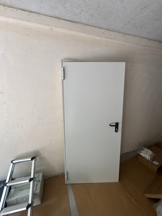 Продавам входна желязна врата с патрон и 3 ключа