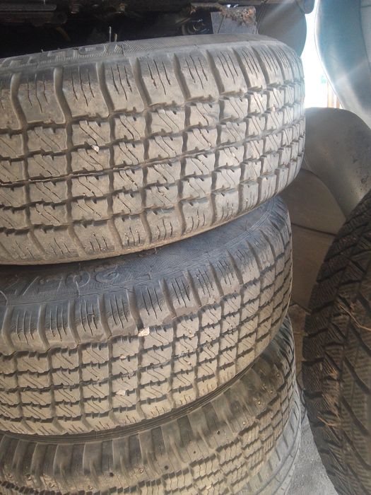 Шины зимние,в отличном состоянии,2 шины-265/70R16 и 3шины-205/70R14
