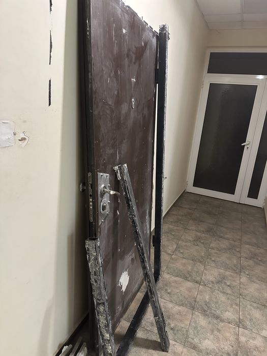 Монoлитна входна врата с брава 93x197