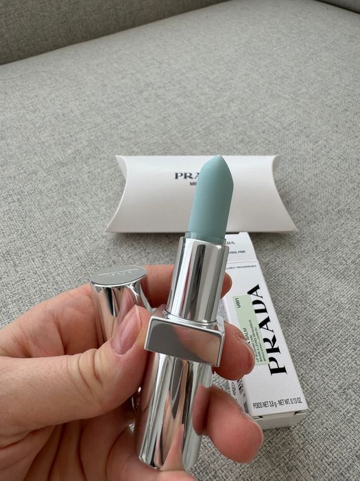 Prada blushing care  балсам за устни