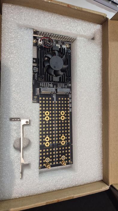 Card Extensie Quad NVMe PCIe x8 – Suportă 4 SSD-uri (Fără Bifurcation)