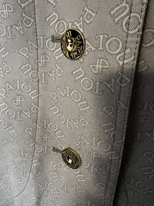 Pardesiu bej de ls Jean Patou nou