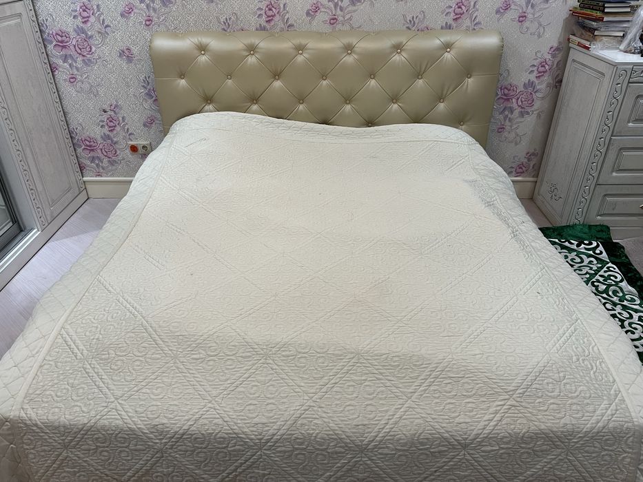 Продам двуспальную кровать