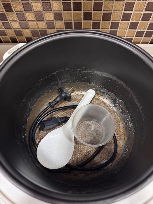 Мултиварка Redmond.