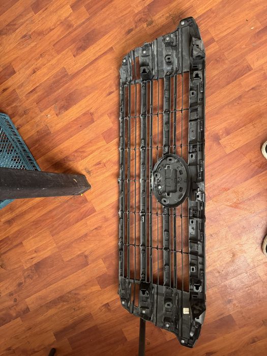 Решетка радиатора Тойота ленд крузер 300