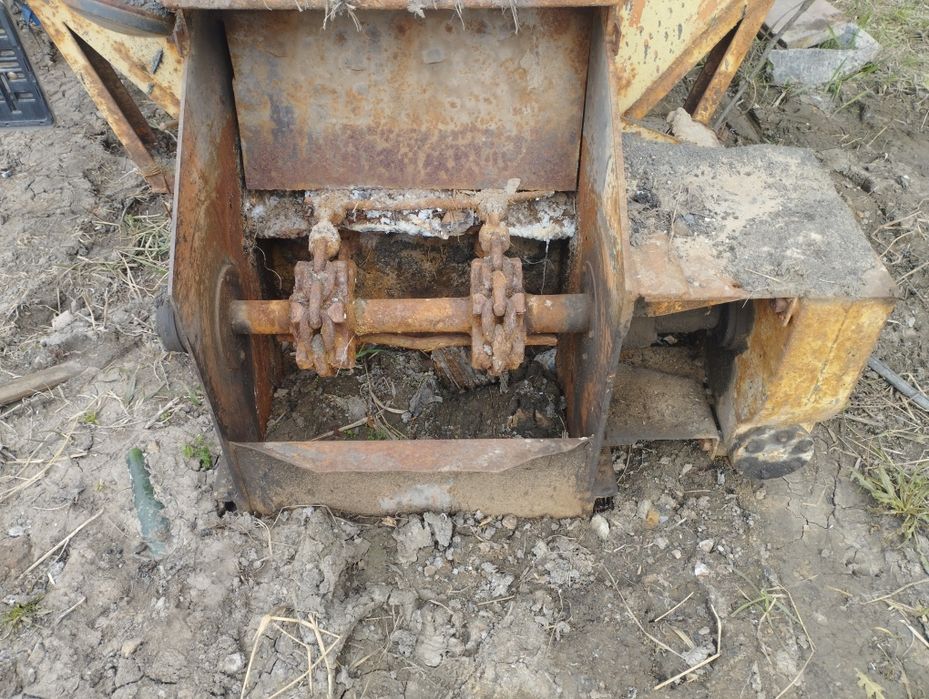 Пескоразбрасыватель, бункер для песка