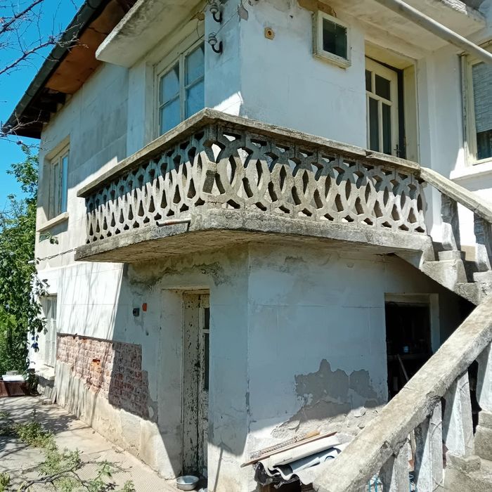 Къща с голям двор с.Загорци
