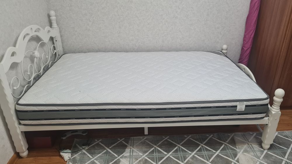 Кровать  с матрасом