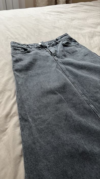 серая длинная джинсовая юбка