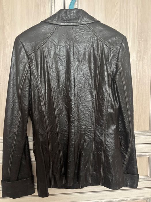 Приталенный кожаный пиджак